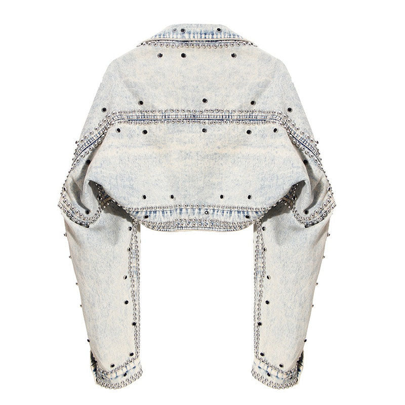 Chaqueta vaquera corta con tachuelas y lavado retro